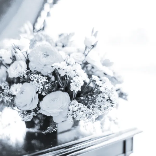 Composizioni floreali personalizzate per funerali realizzate da Onoranze Funebri San Fermo