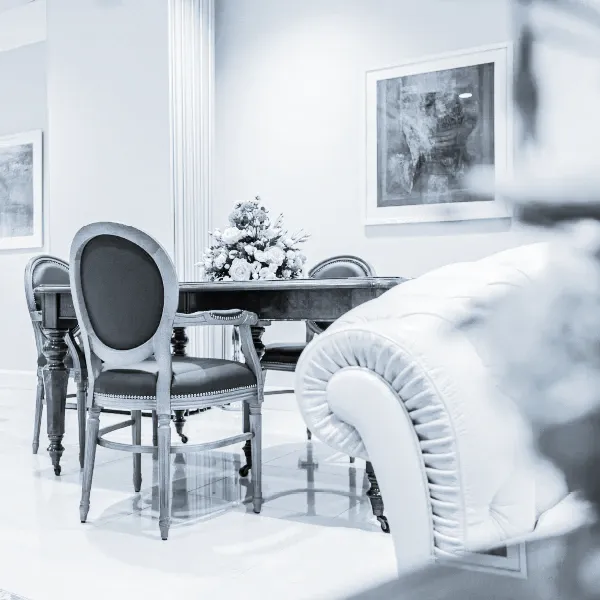 Ambiente esclusivo della Casa Funeraria San Fermo per accogliere le famiglie con comfort e discrezione